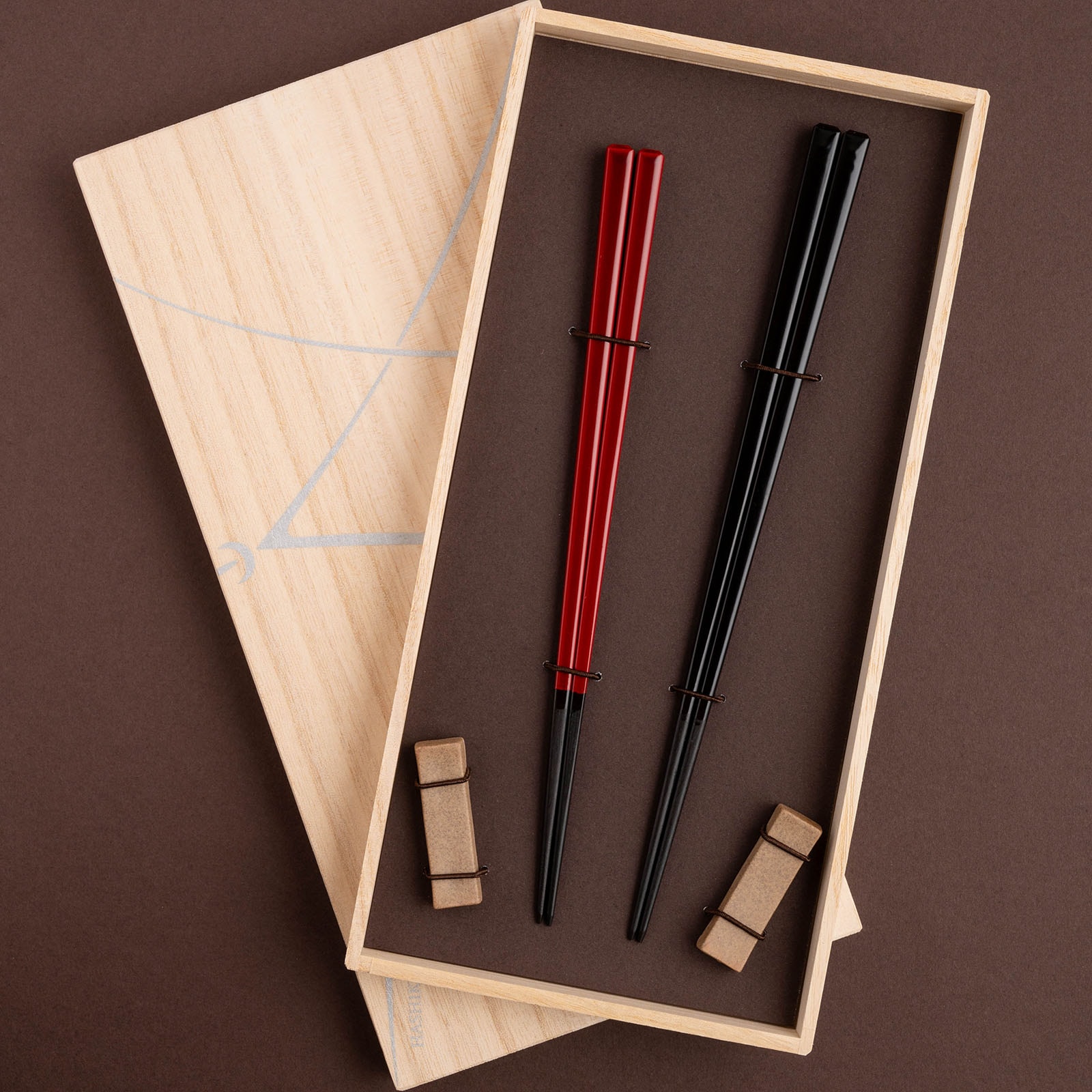 黒檀 八角 漆塗分 ペア 黒/赤 23cm/21.5cm 砂岩箸置付 ギフト箱付 | お