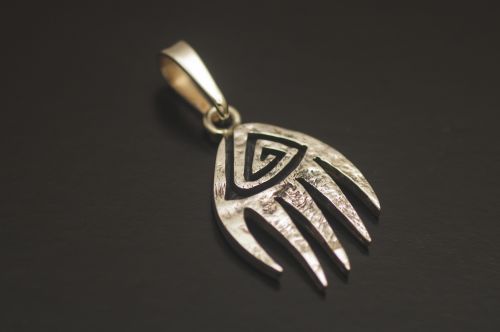 ホピペンダント ルーベン・ソフキー作 《ホピハンド》 ｜ POWWOW