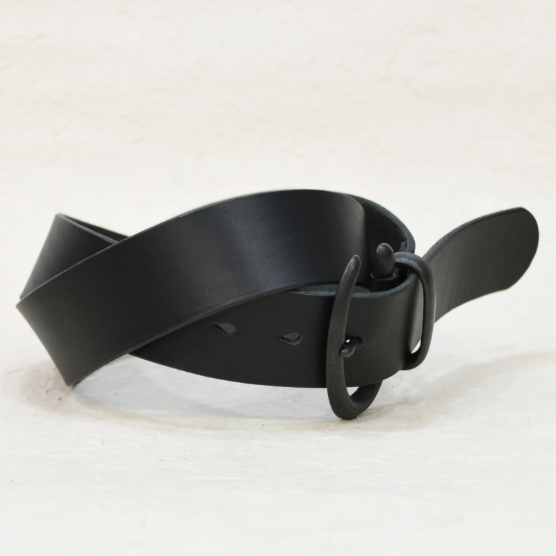 ブラックヌメ革と艶消し黒真鍮トップバックルのレザーベルト