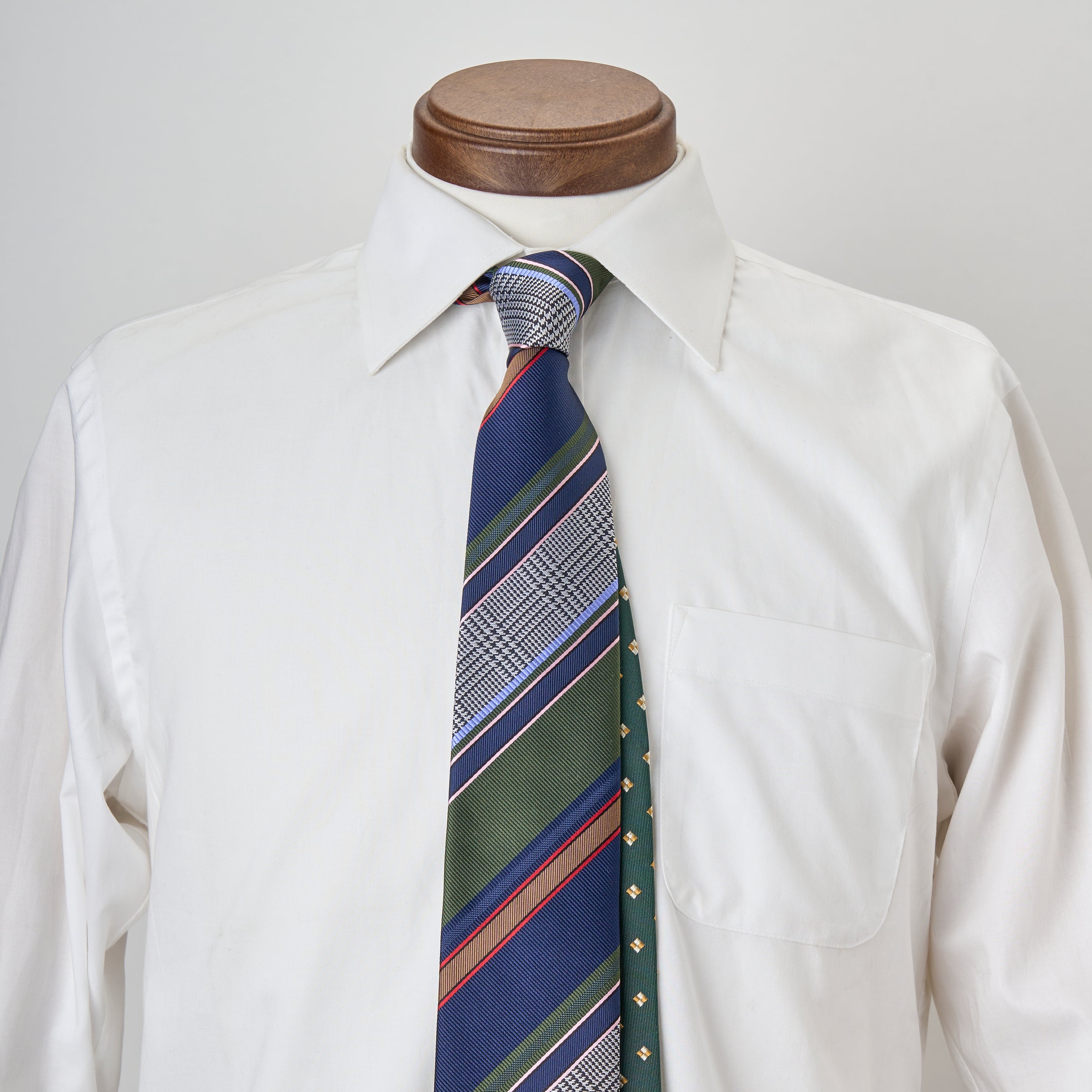 真っ当に見えて、ひと癖あり｜レジメングレンチェックチップ小紋タイ