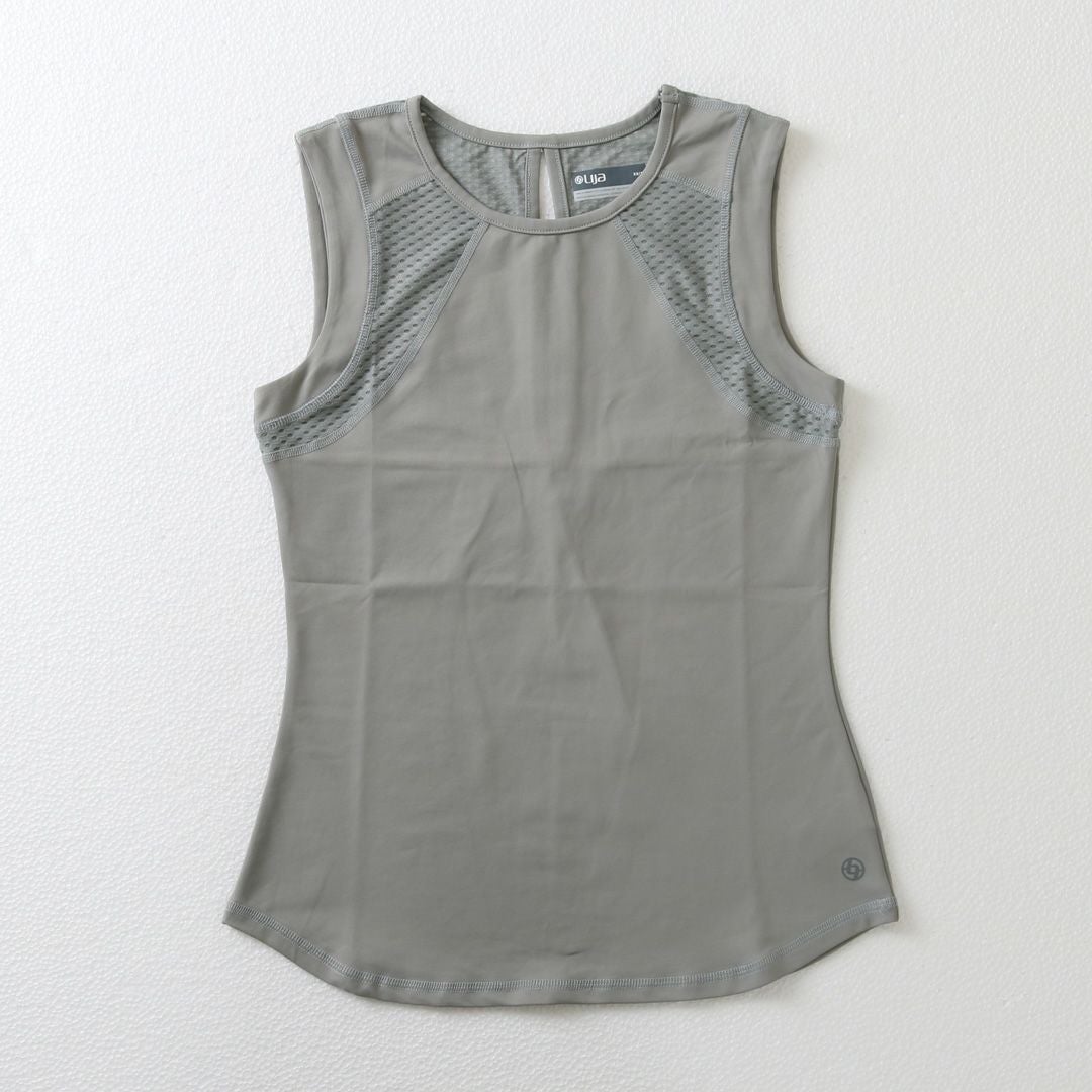 テニスウェアノースリーブ|キレイに魅せるシルエットが得意です