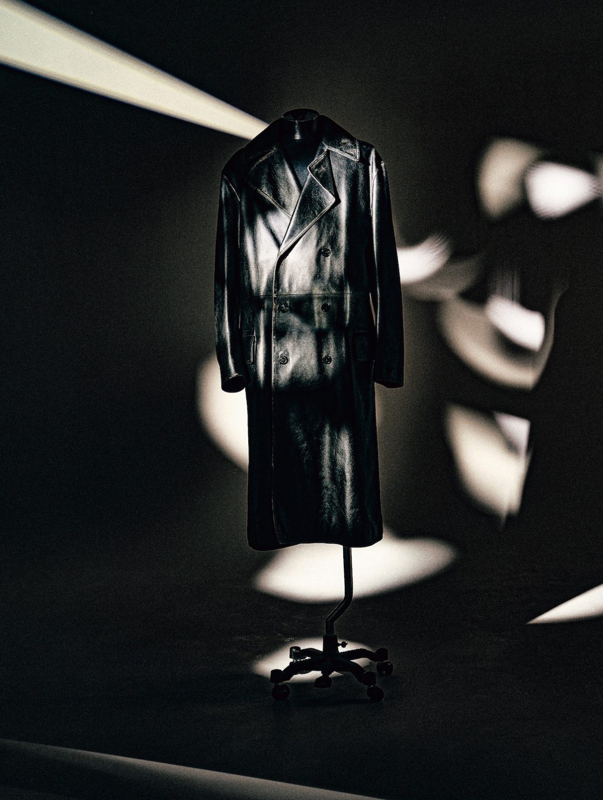 ロエベ、100万円超のヴィンテージ風レザーコート | GOETHE