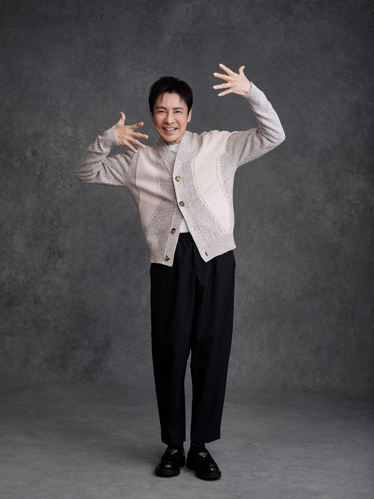 69歳・郷ひろみの私物公開。ロゴT、スニーカー、カーディガン、日傘