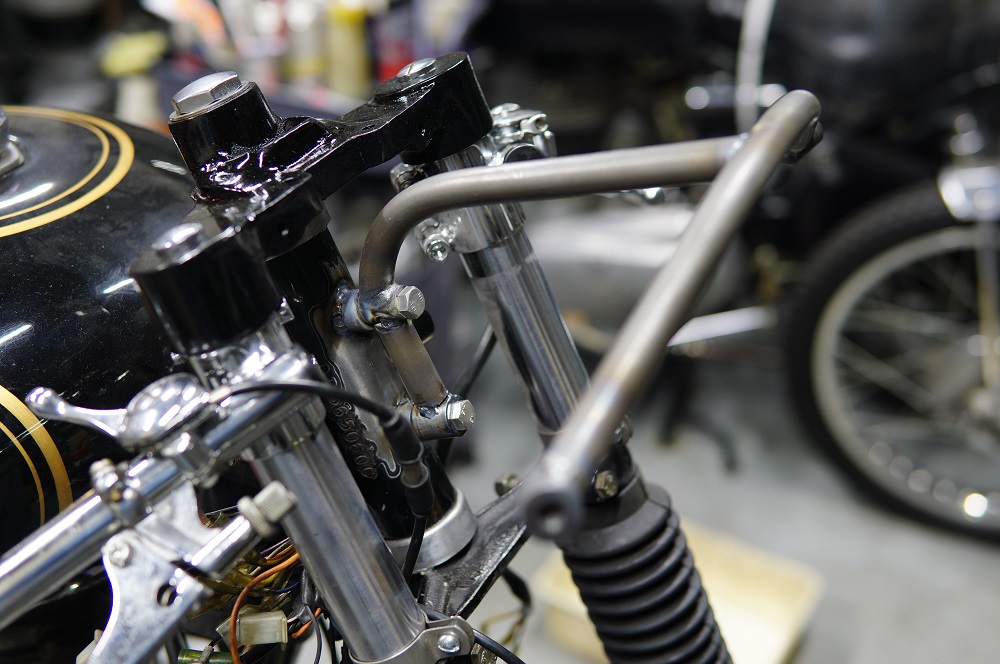 ロイヤルエンフィールドのカフェレーサーにAVONロケットカウルを付け