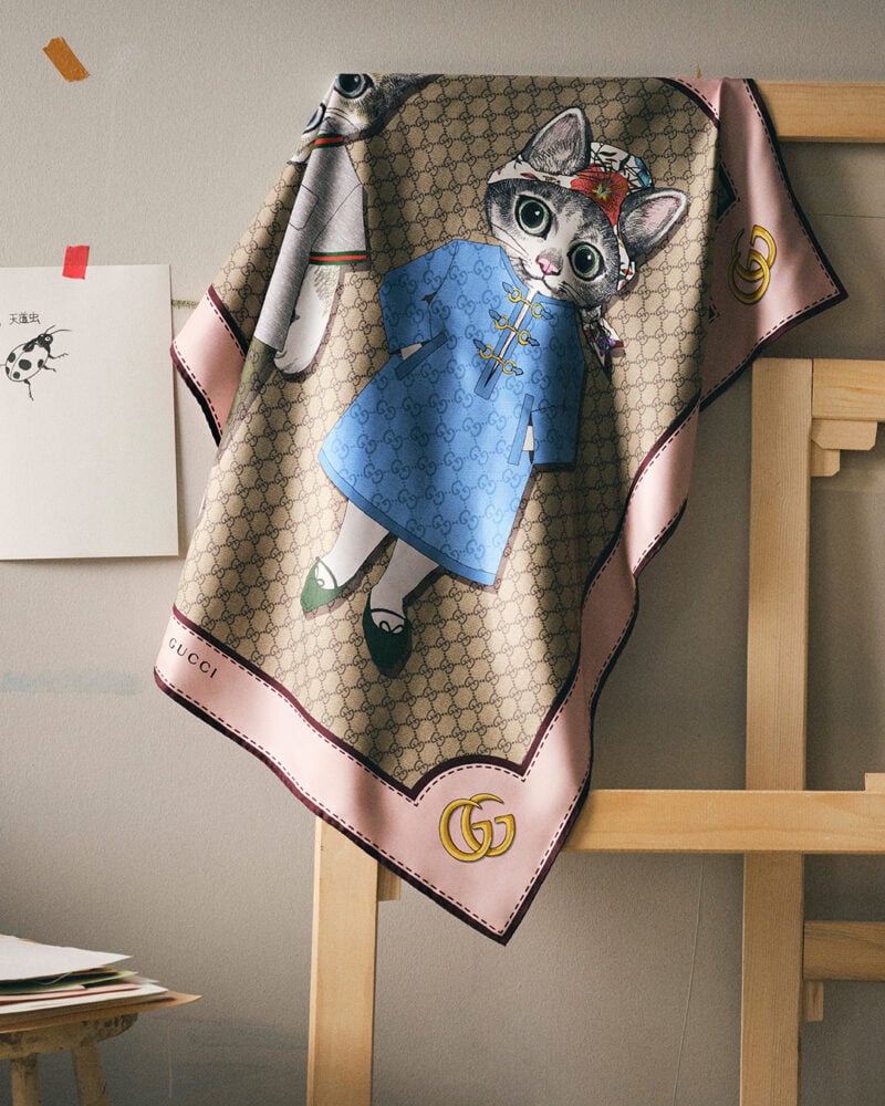 グッチ】とヒグチユウコの”福を招く猫”のコラボ！ キーチェーンや文具