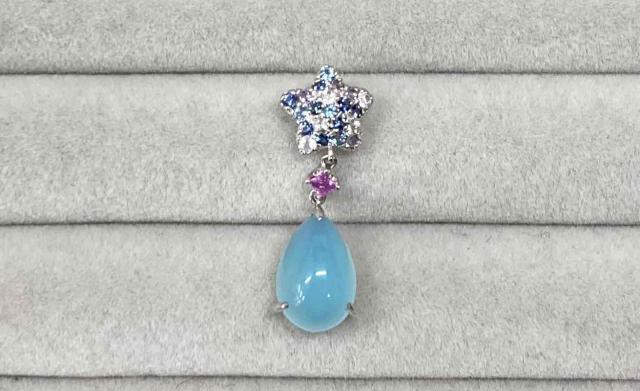 レ・エッセンシャル ペンダントトップ K18WG 4.8g サファイア