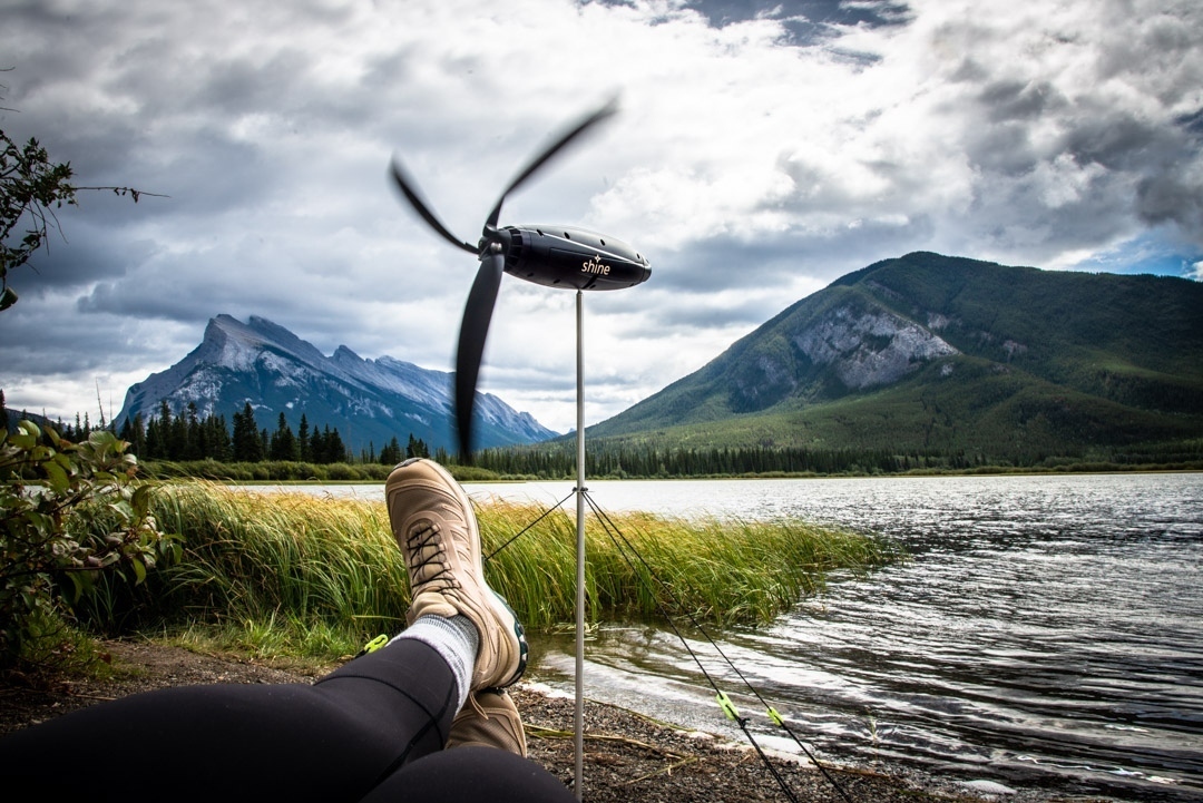 ポータブル風力発電機「Shine Turbine」曇っても雨が降ってもOK。