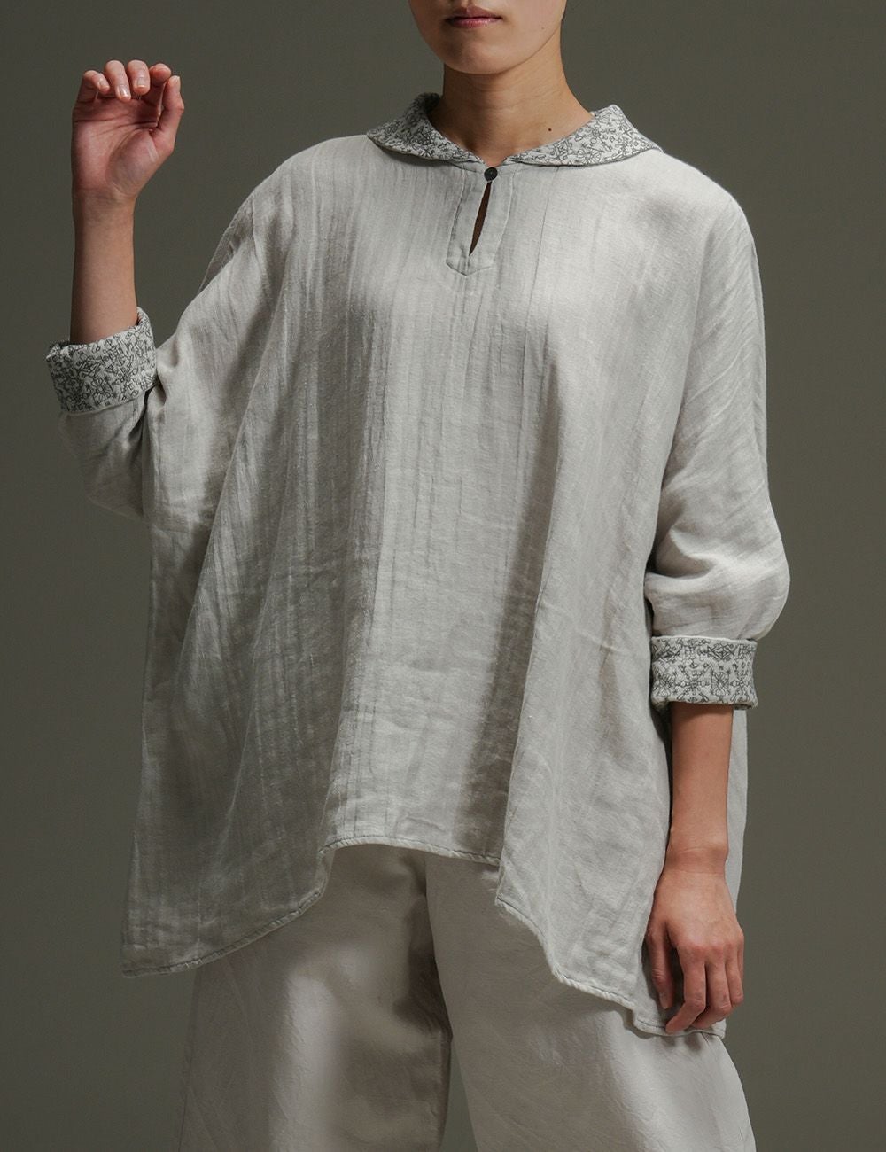 海のこぎん柄刺繍プルオーバー筆草（ふでくさ） | 石見銀山 群言堂