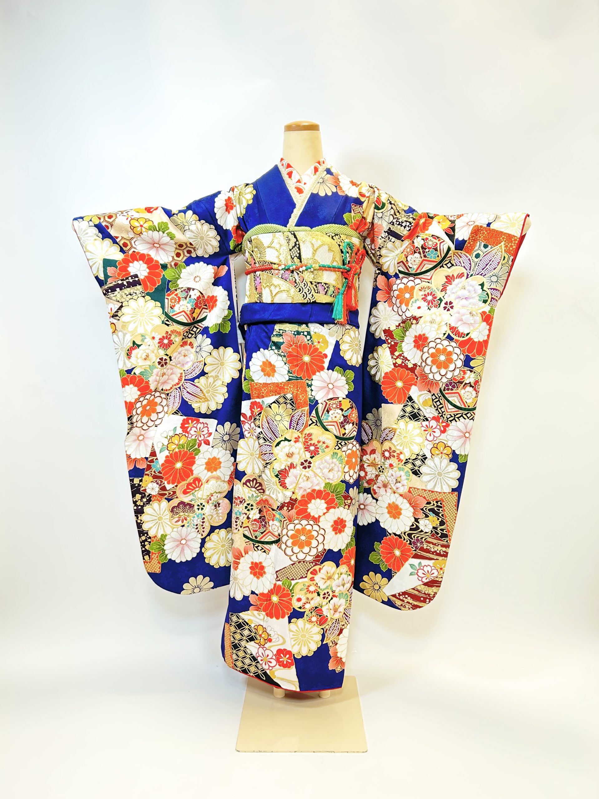 菊や手毬がレトロポップな青 | 京都・大阪で振袖・前撮りのことなら花⼗⾊