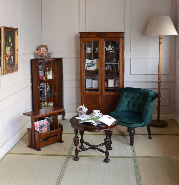 英国アンティークのおしゃれなキャビネット、ガラス扉のコーナー用の