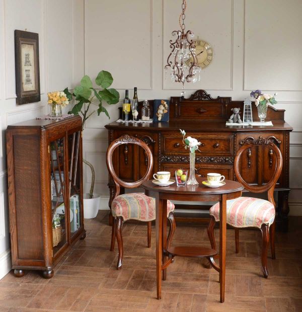 英国アンティークらしいおしゃれなキャビネット、彫刻が美しいサイド