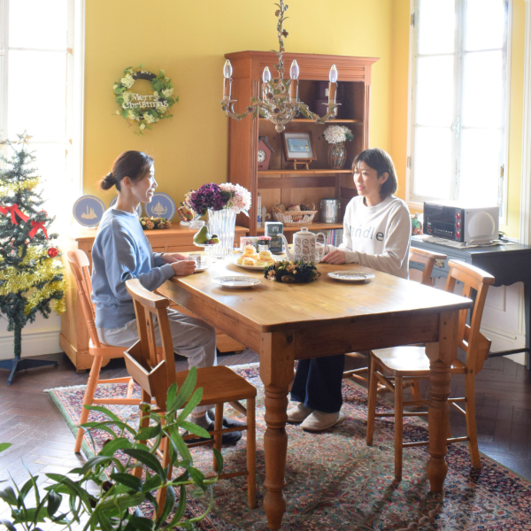 英国輸入のナチュラルなアンティーク椅子、聖書ボックス付きのチャーチ