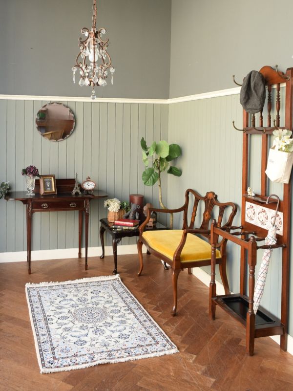 英国アンティークのおしゃれな玄関家具、お花のアンティークタイルが