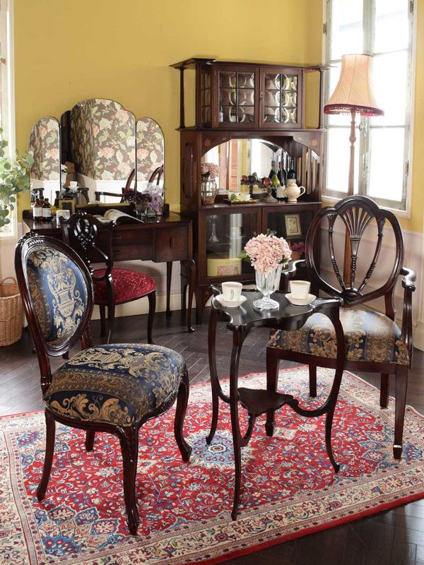 アンティーク風のおしゃれな椅子、背もたれの装飾が美しいアーム付きの