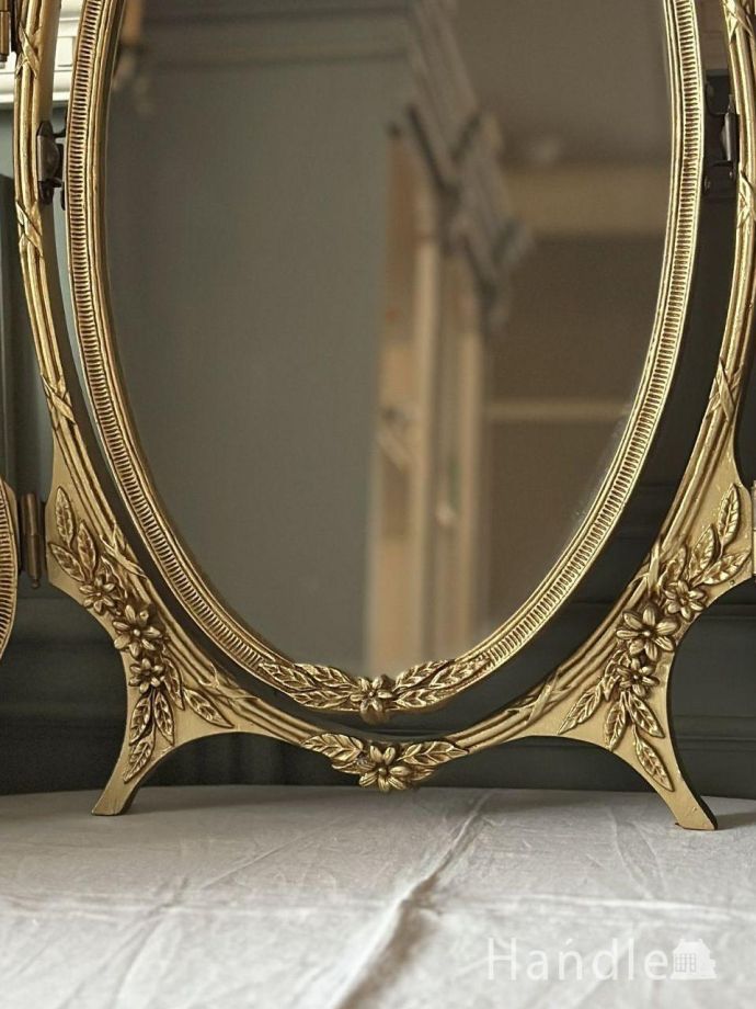 フランスのから届いたアンティークの三面鏡、装飾が優雅なアンティーク
