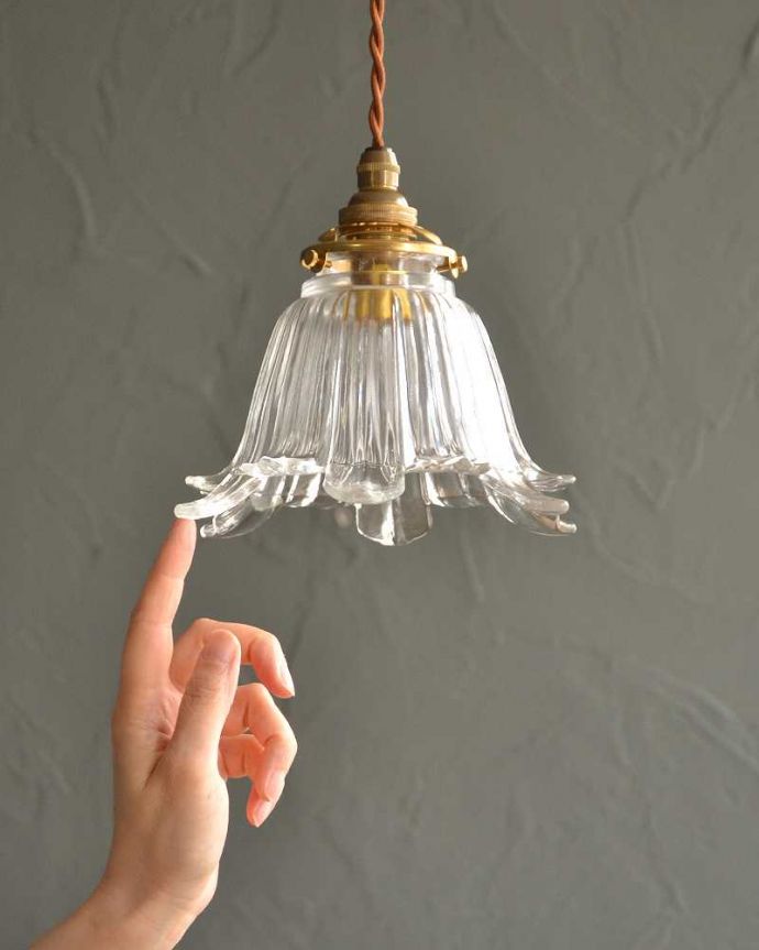 花びらが風にそよぐ可愛いガラスのペンダントライト(コード