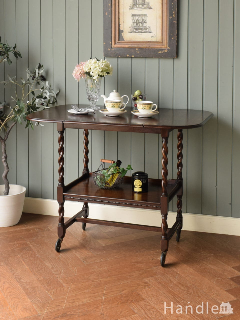 アーコール社のシンプルなアンティーク家具、あめ色のトロリー（ワゴン