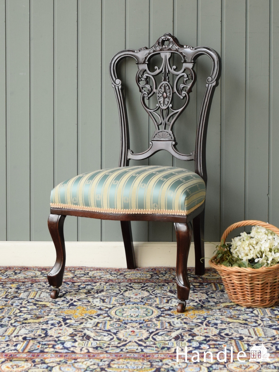 透かし彫りが美しいアンティークの椅子、英国マホガニー材のナーシング