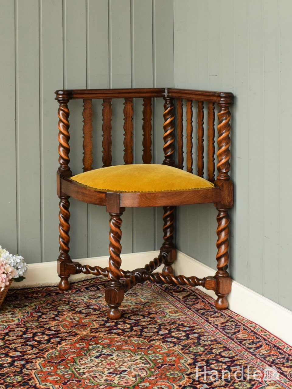 お部屋の角で使えるコーナーチェア、イギリスで見つけたアンティークの