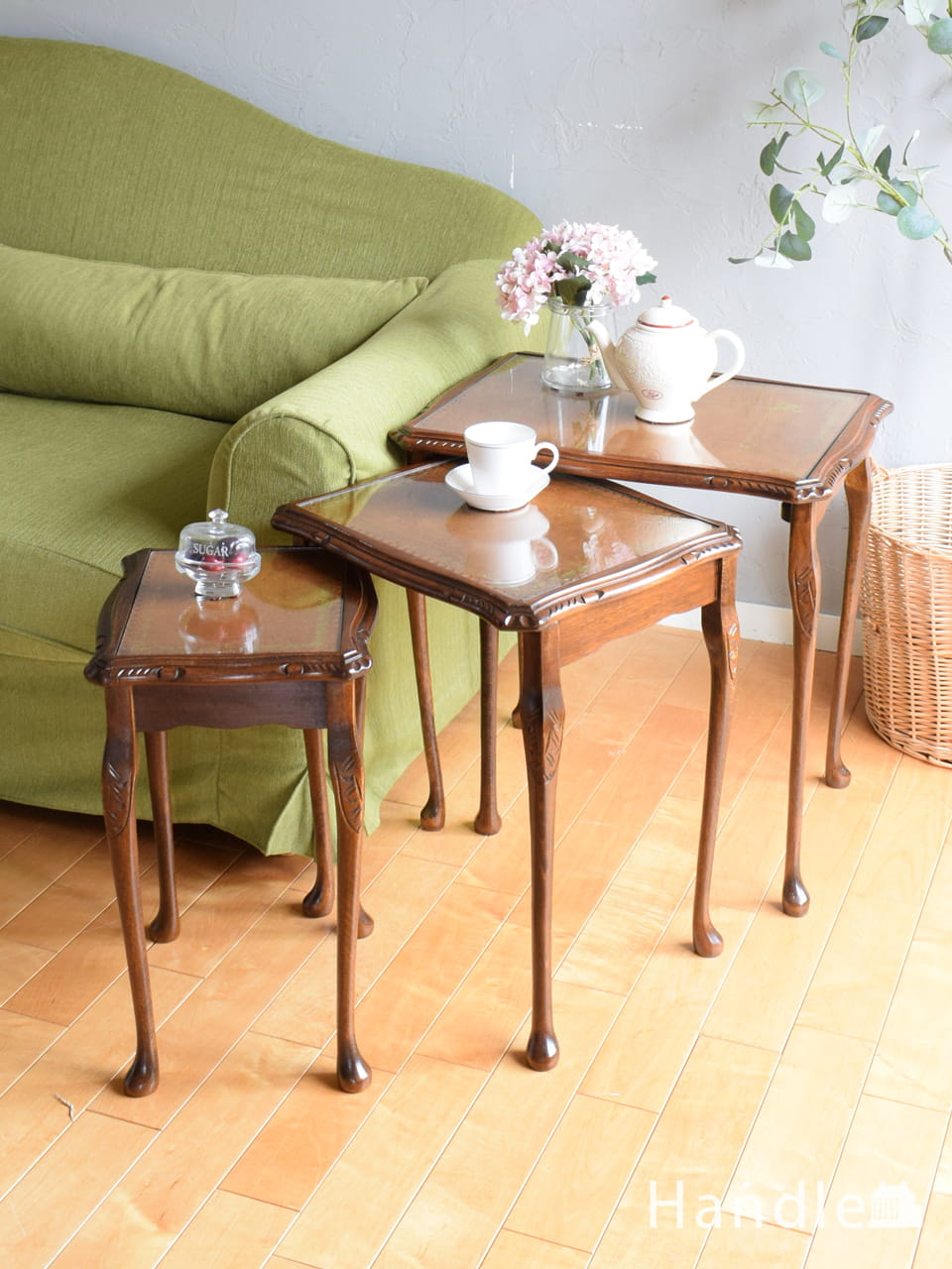 いろんな形が一緒になったアンティークのテーブル、3台が1つになった