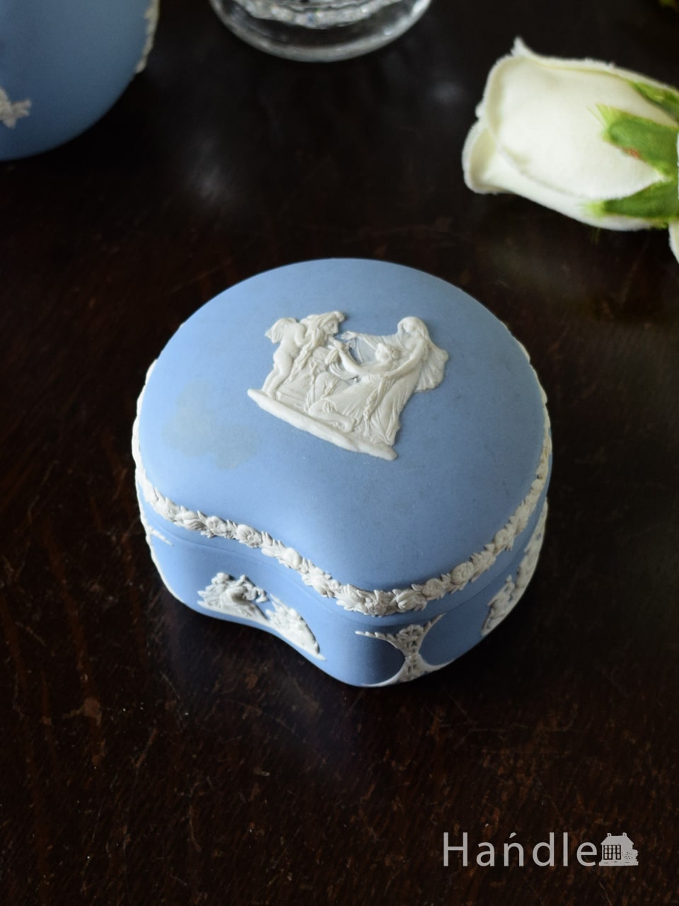 英国アンティークのジャスパーウェア、ウェッジウッドのフタ付きの小物