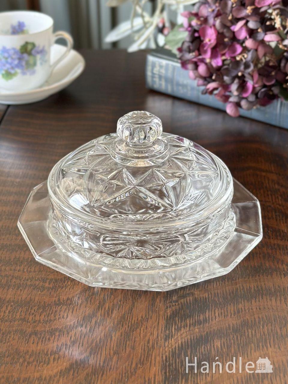 イギリスから届いたアンティークガラスの食器、フタ付きのプレス