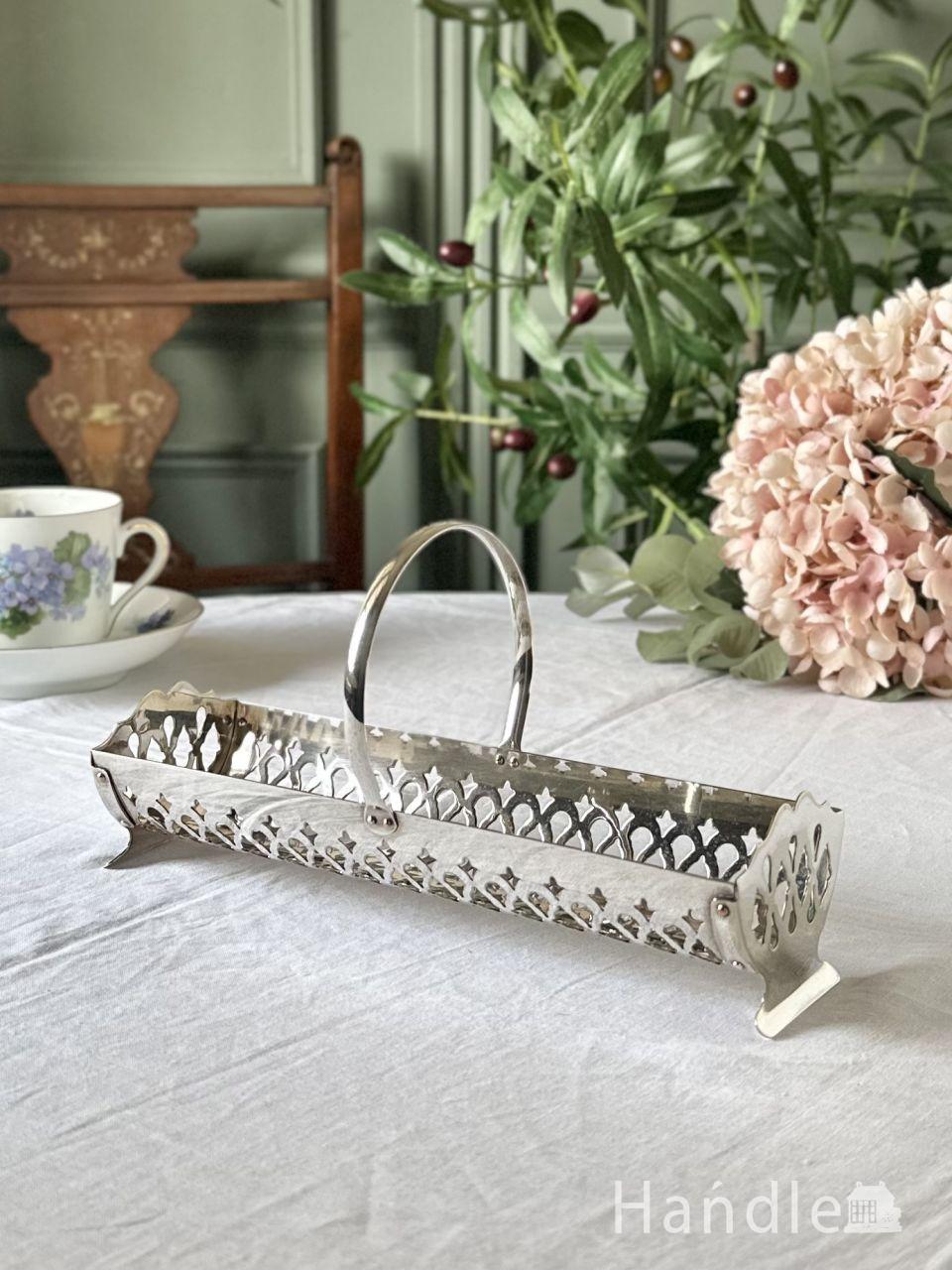 イギリスから届いた可愛い手編みのカゴ、アンティークのランドリー