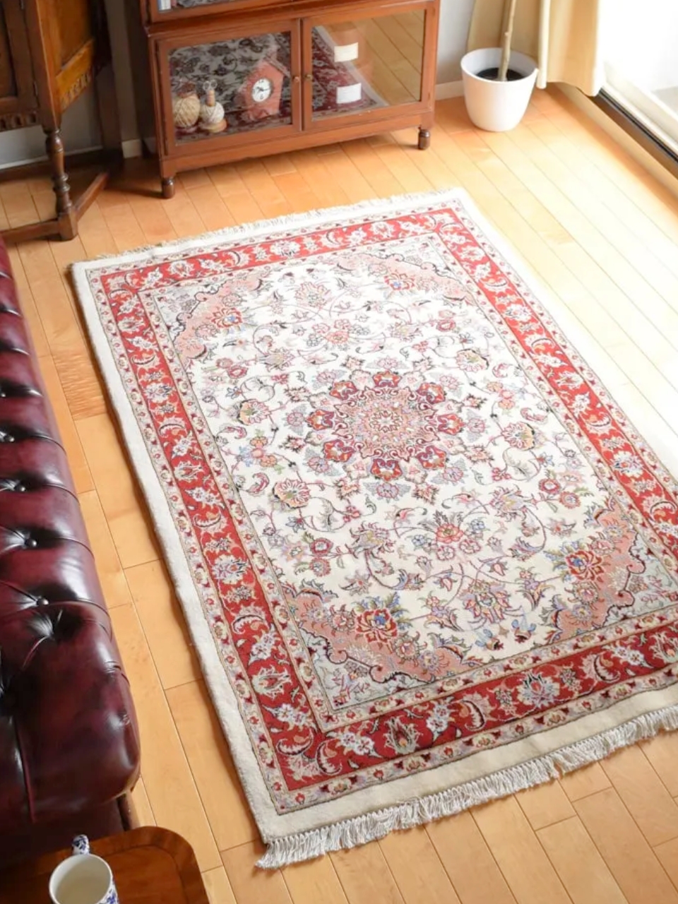 美しいメダリオン模様の手織りの絨毯、Mash'had（マシュハド）の