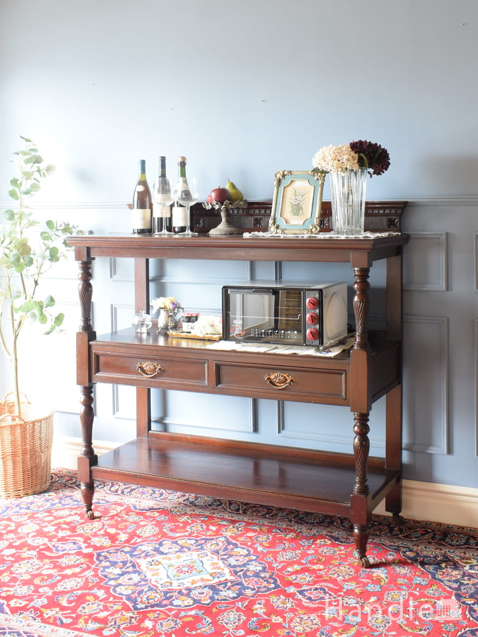 英国らしいアンティーク家具、コーナーの置けるカップボード