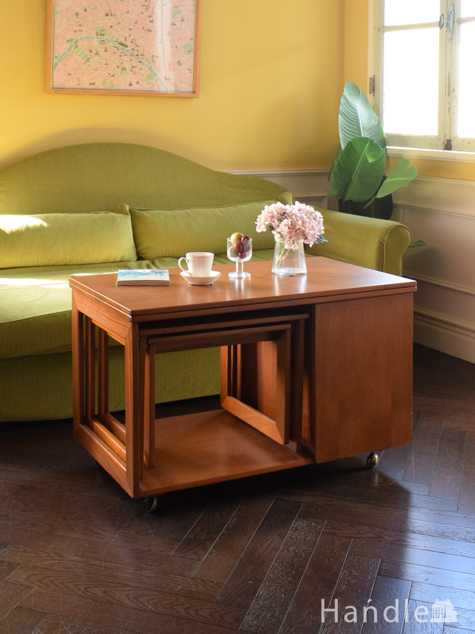 英国アンティークのローテーブル、マホガニー材の杢目が美しいコーヒー