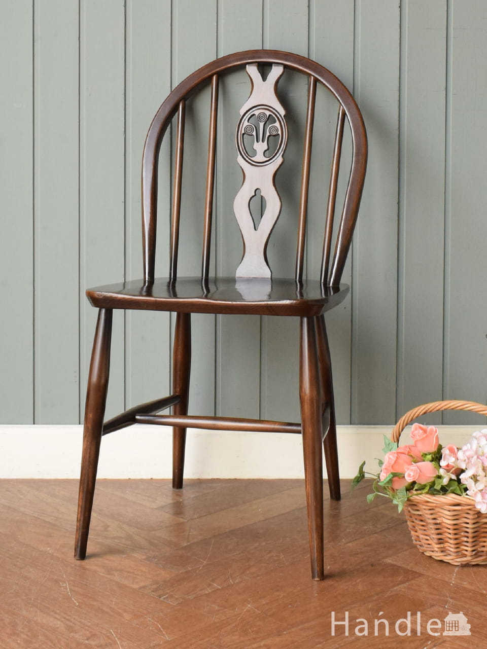 英国アンティークのチェア、シノワズリの背もたれが素敵なダイニング