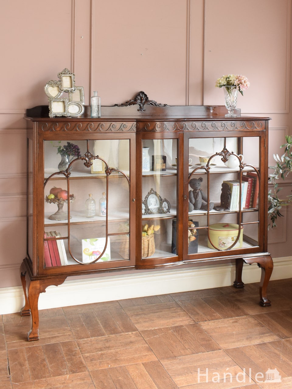湾曲ガラスのアンティークショーケース、イギリスから届いたマホガニー