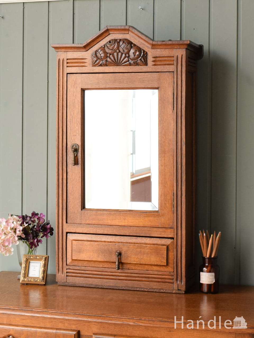 アンティークのおしゃれなキャビネット、小ぶりで使いやすいガラス扉