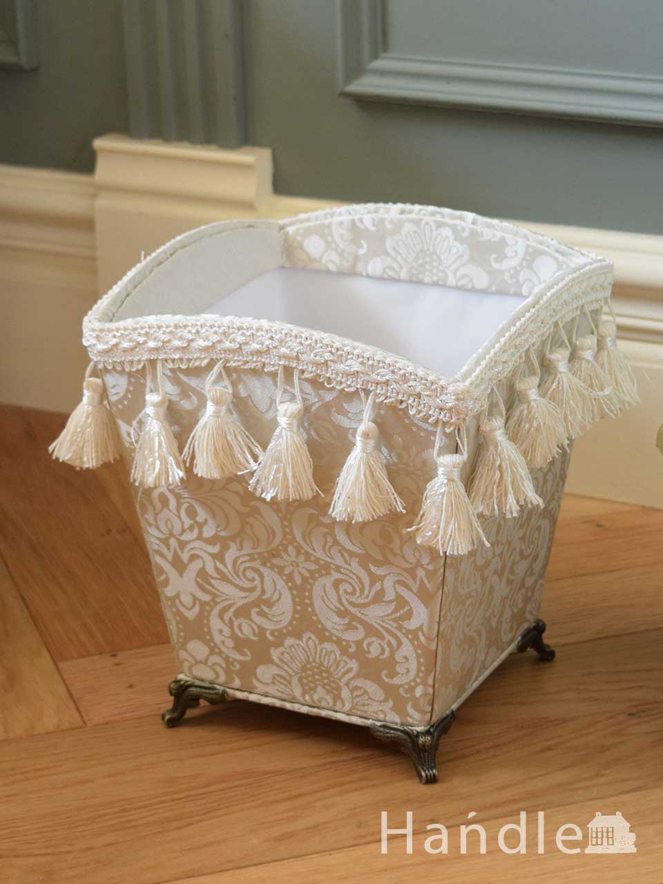 大きなリボンが可愛いダストボックス、ジェニファーテイラーのごみ箱