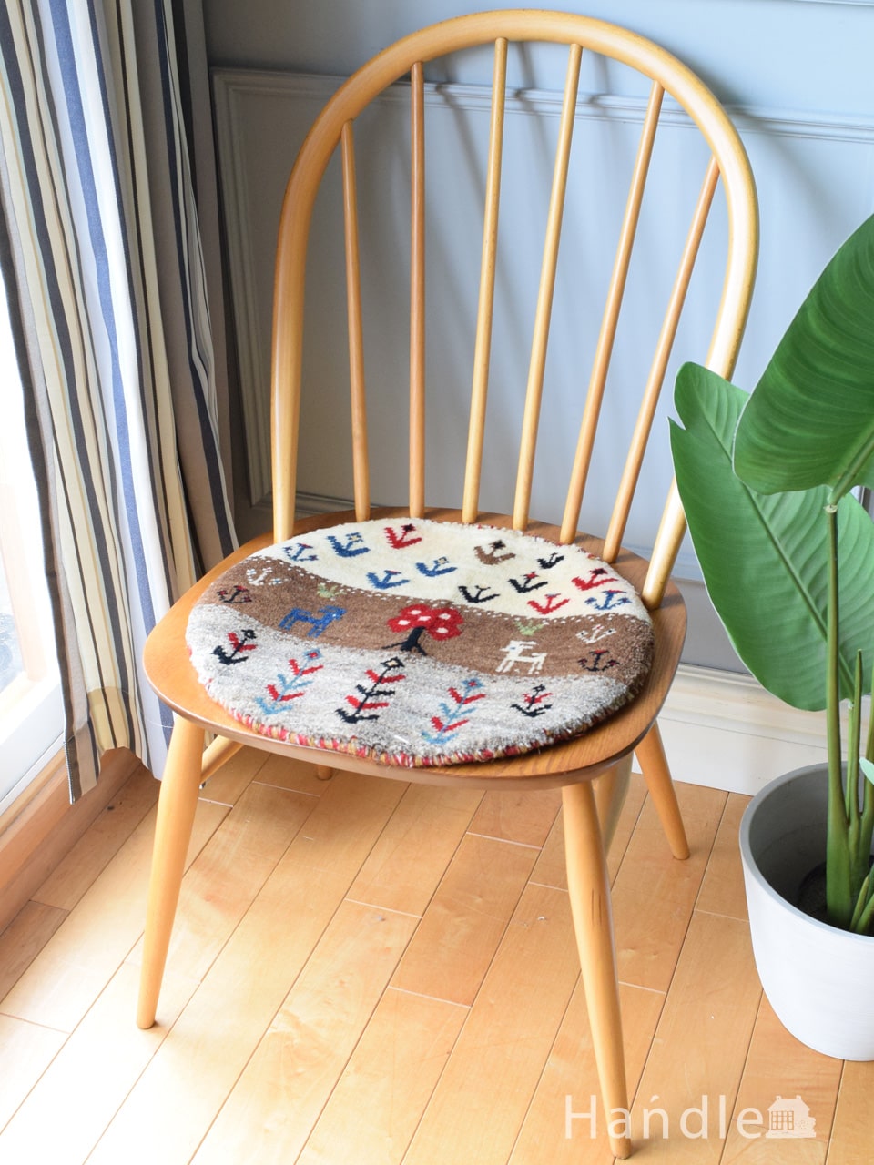 丸い形のおしゃれな座布団、コンパクトなサイズのカシュクリのギャッベ