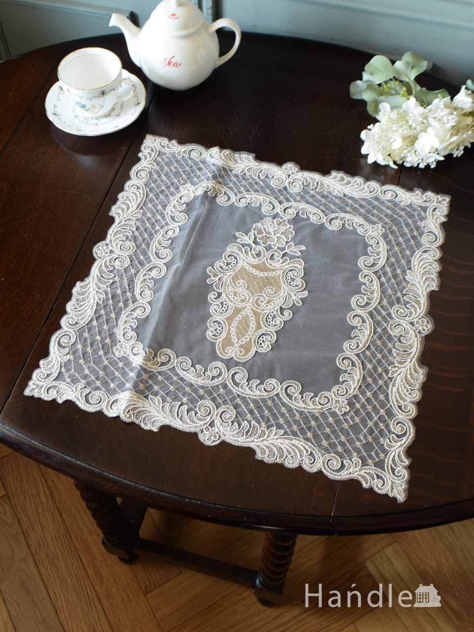 フレンチアンティーク調のドイリー、手刺繍風の華やかなテーブル