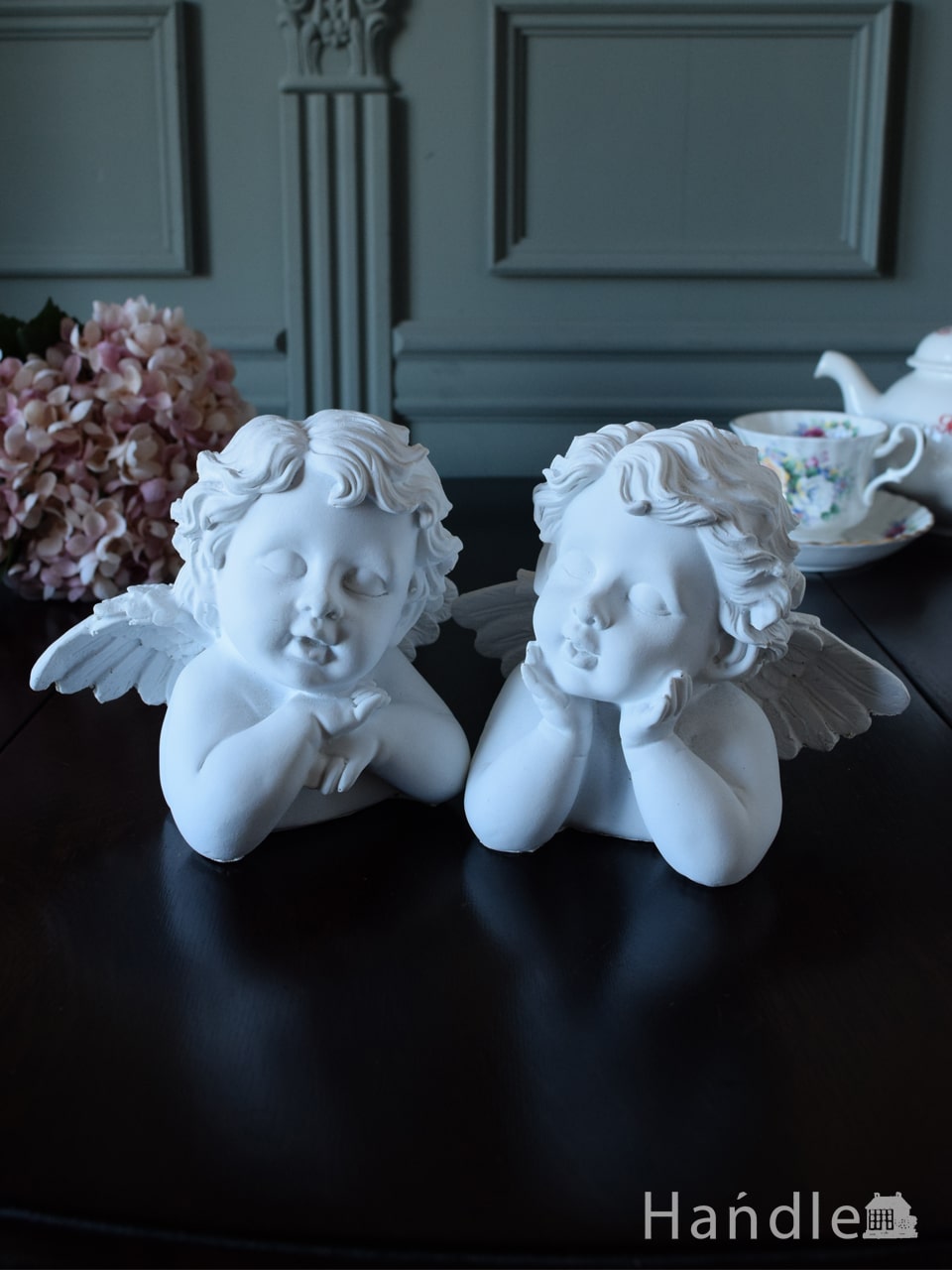 アンティーク風の可愛いディスプレイ雑貨、ほおづえをつきながらお喋り