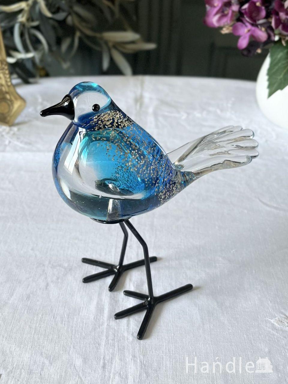 瑞々しいブルー色のガラスのオブジェ、ころんとした形が可愛いガラスの