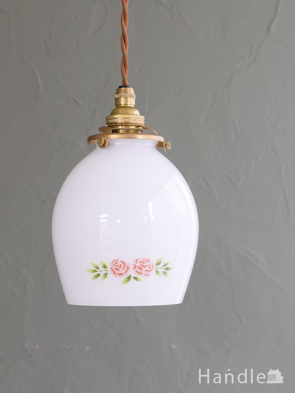 バラ模様がおしゃれな照明、白いガラスシェードのペンダントライト