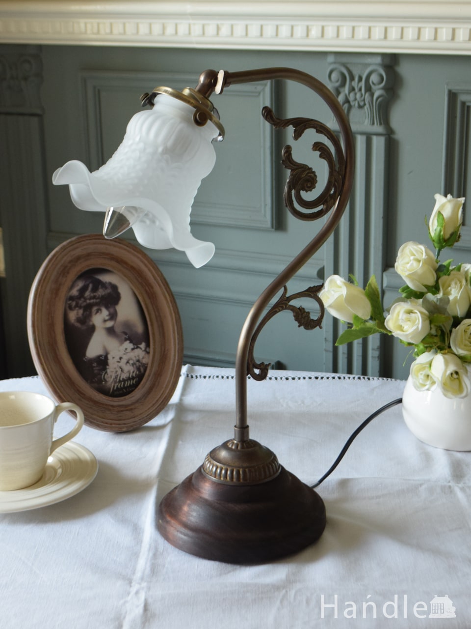 おしゃれなテーブルランプ、お花の形のガラスシェードのアンティーク風