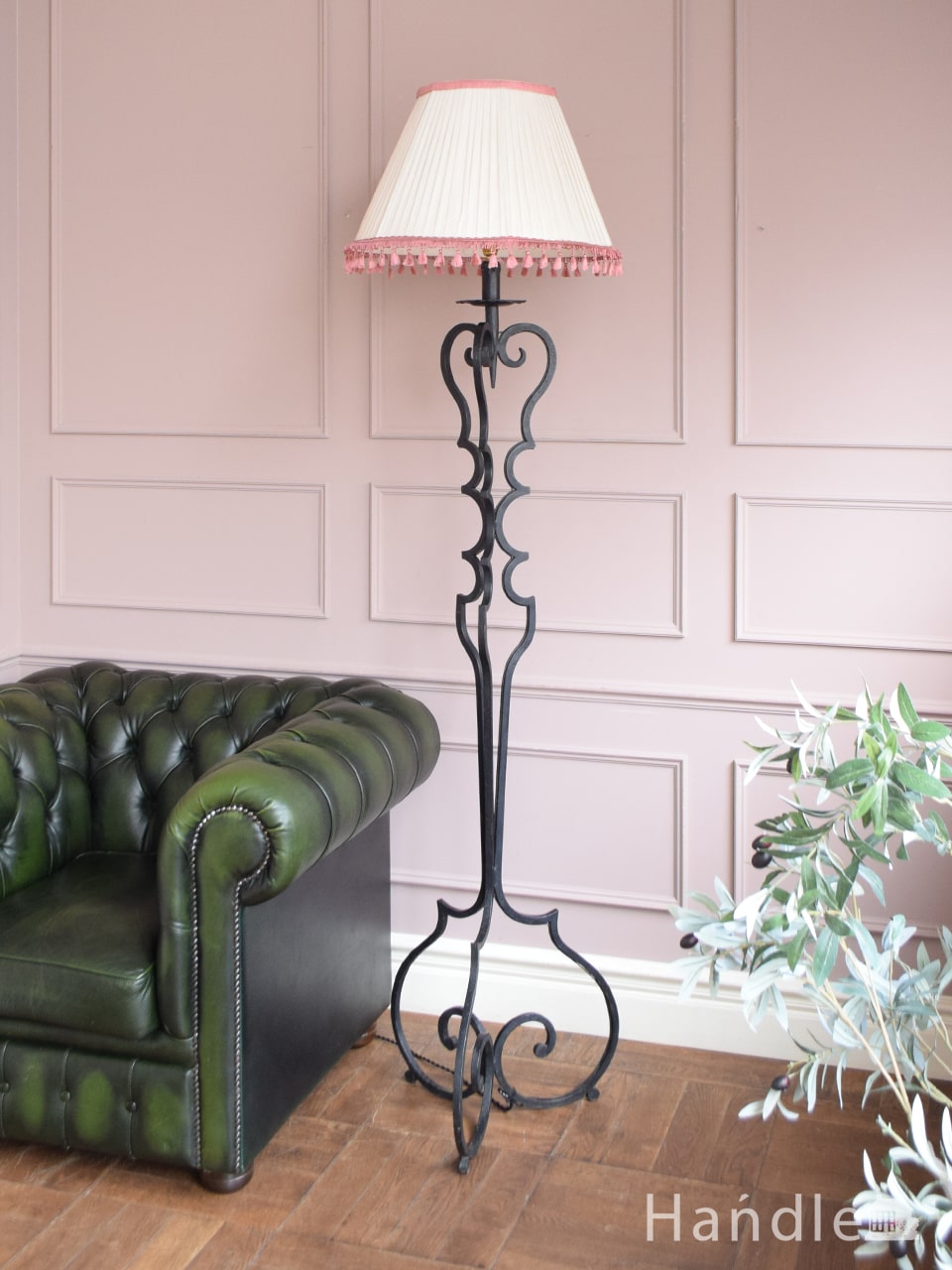 フランス輸入のアンティーク照明、ピンクの布シェードのフロアランプ