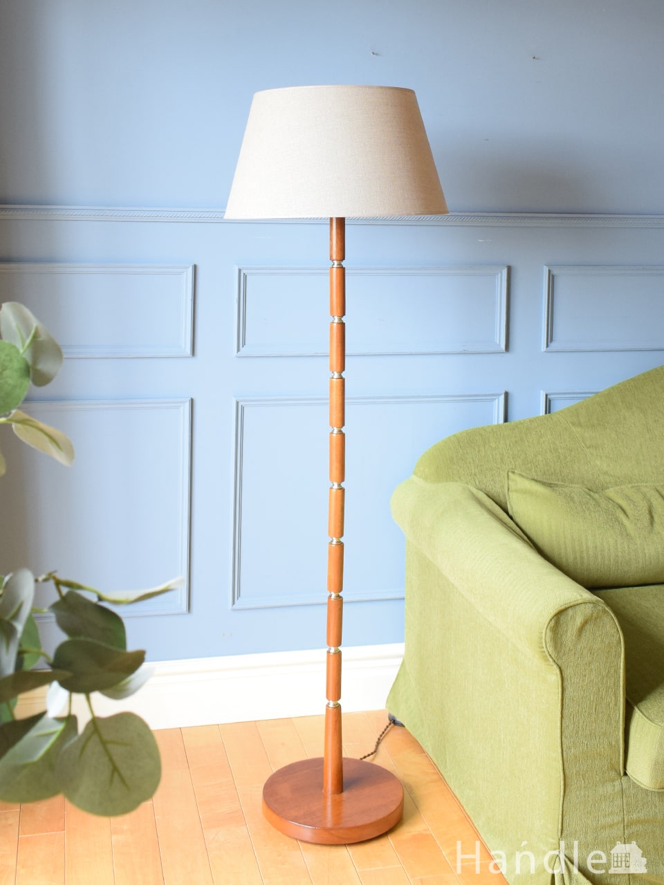 ホワイトの可愛いアンティークのシェード付きフロアランプ（B22