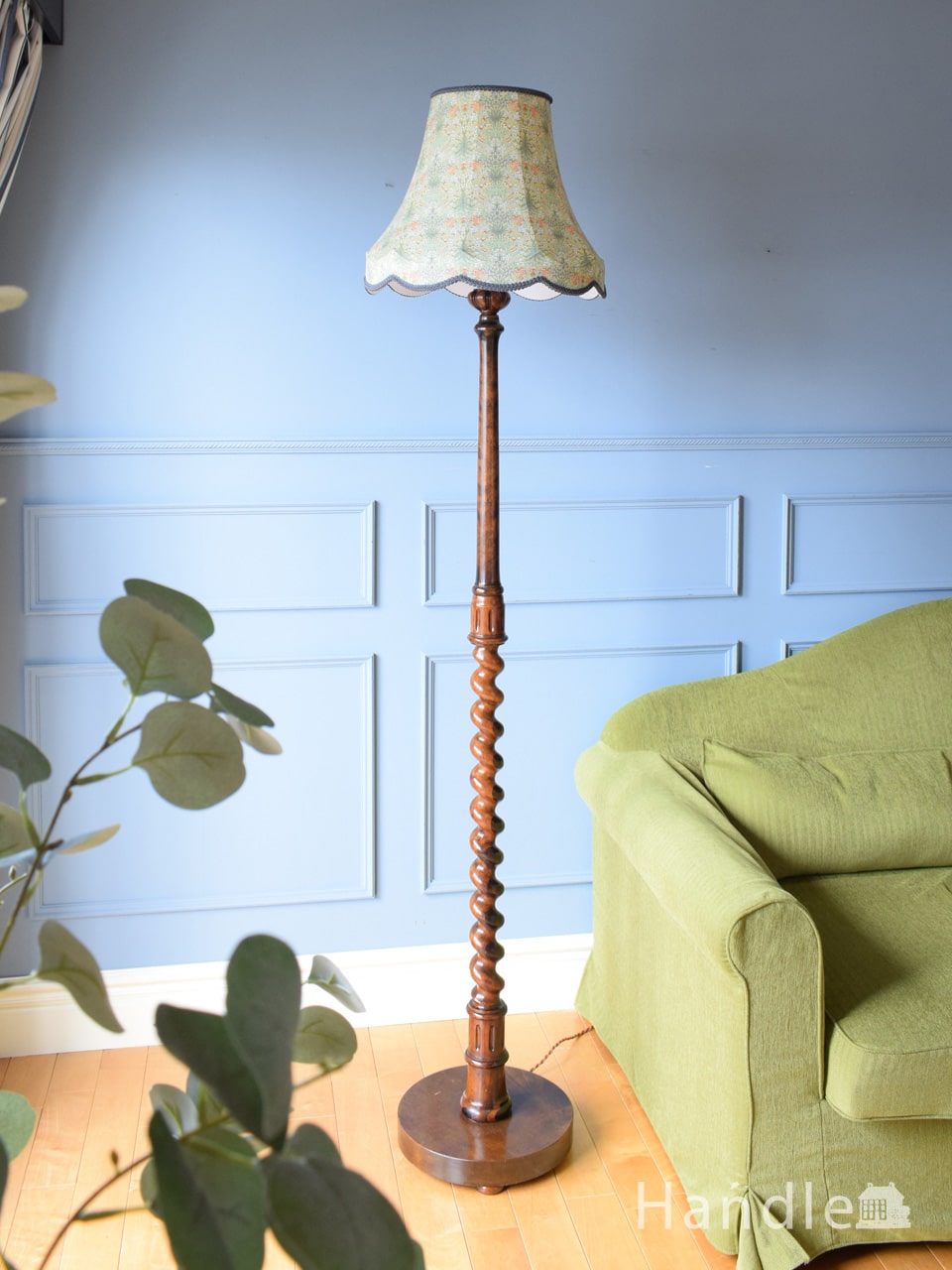 3本脚で美しいシルエット、フランスアンティークのフロアランプ（E26