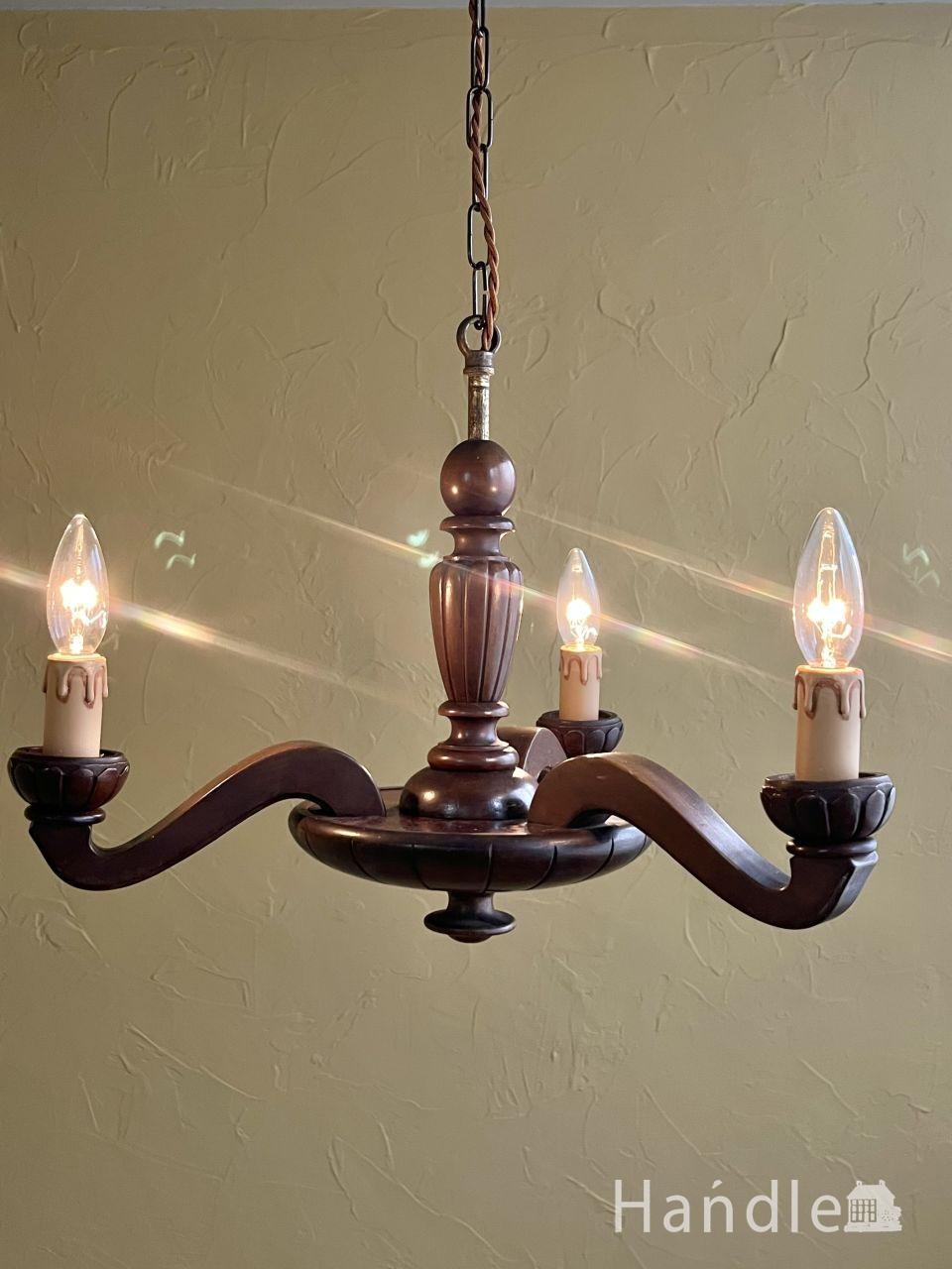 フランスのおしゃれな4灯シャンデリア、紫のバラが咲き誇る