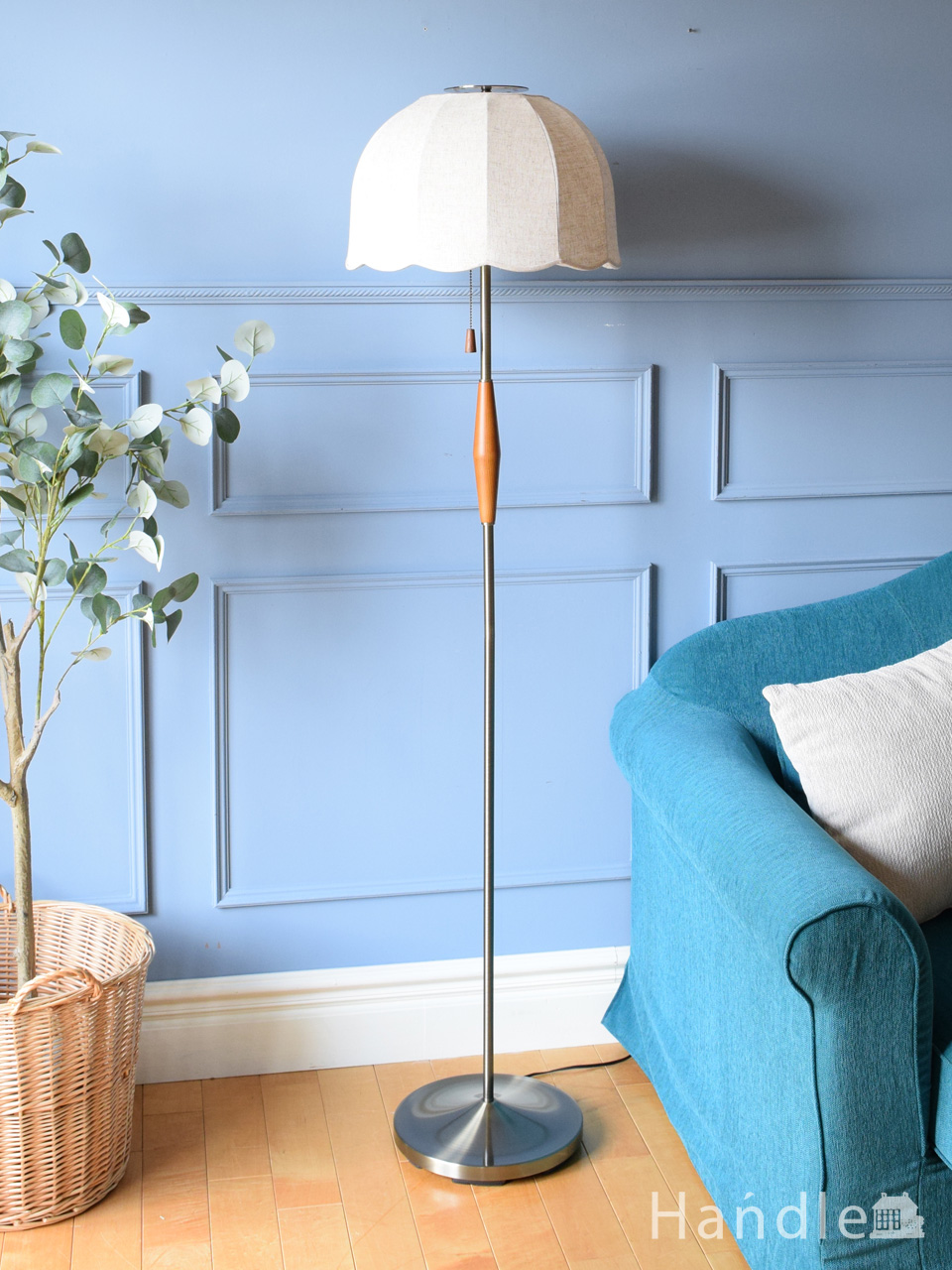 すずらんの形のシェードが可愛い、おしゃれな照明器具フロアランプ