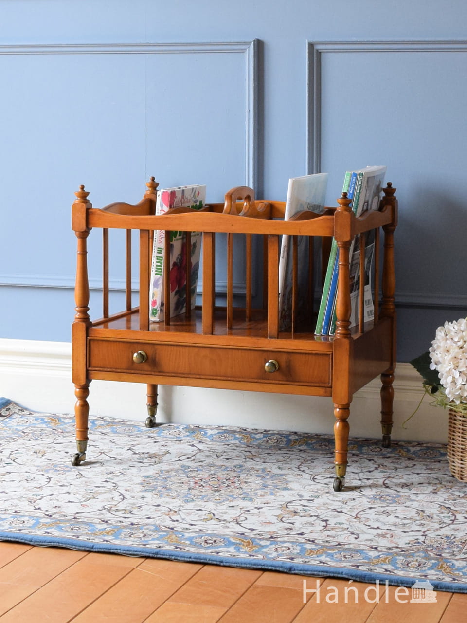 チーク材のおしゃれな雑誌収納、北欧スタイルのビンテージマガジン