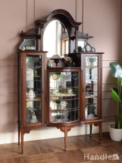 フランスの華やかなアンティーク家具、大きなガラスキャビネット（食器