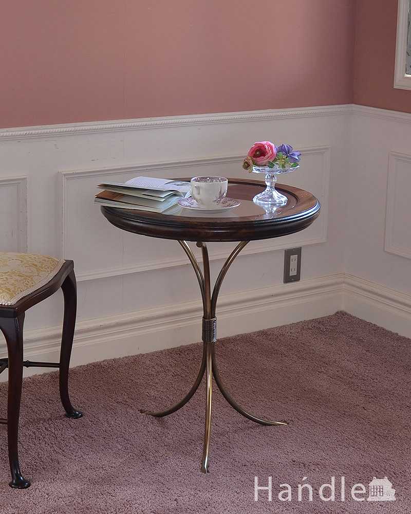 キラッと輝くゴールドの脚がかっこいい、ガラス天板のアンティーク風