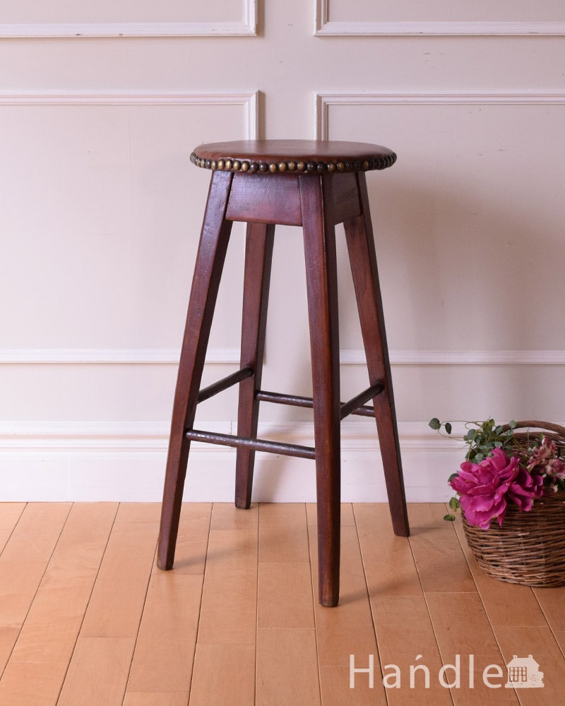 イギリスで見つけたアンティークのハイスツール、カウンターで使える