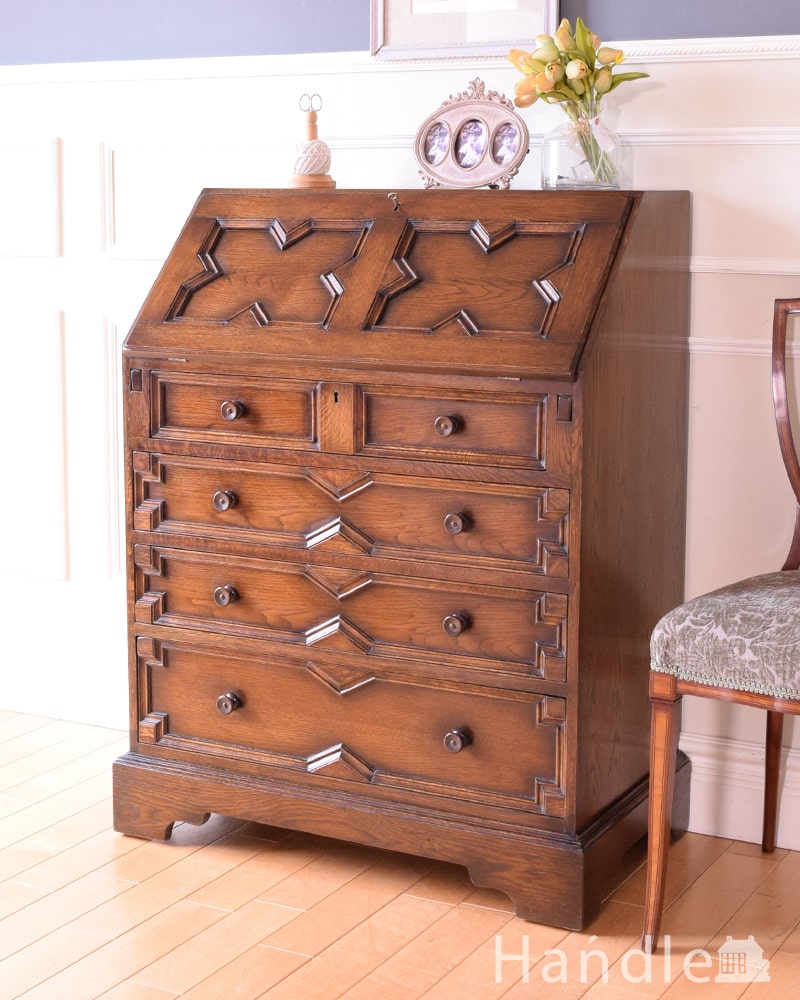 イギリスのアンティーク家具、重厚感が漂う彫がカッコいいライティング